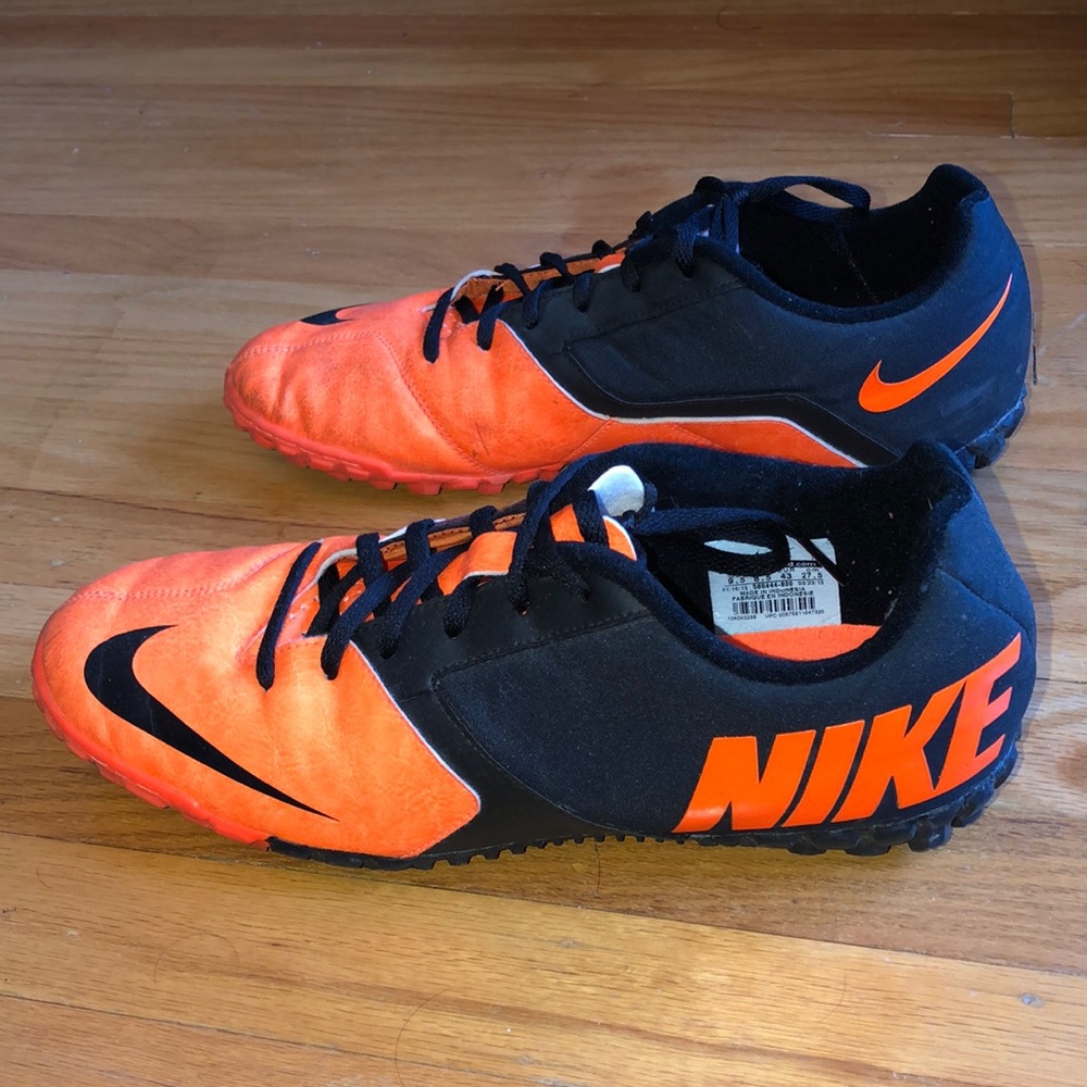 Nike Orange Women’s Indoor Soccer Cleats